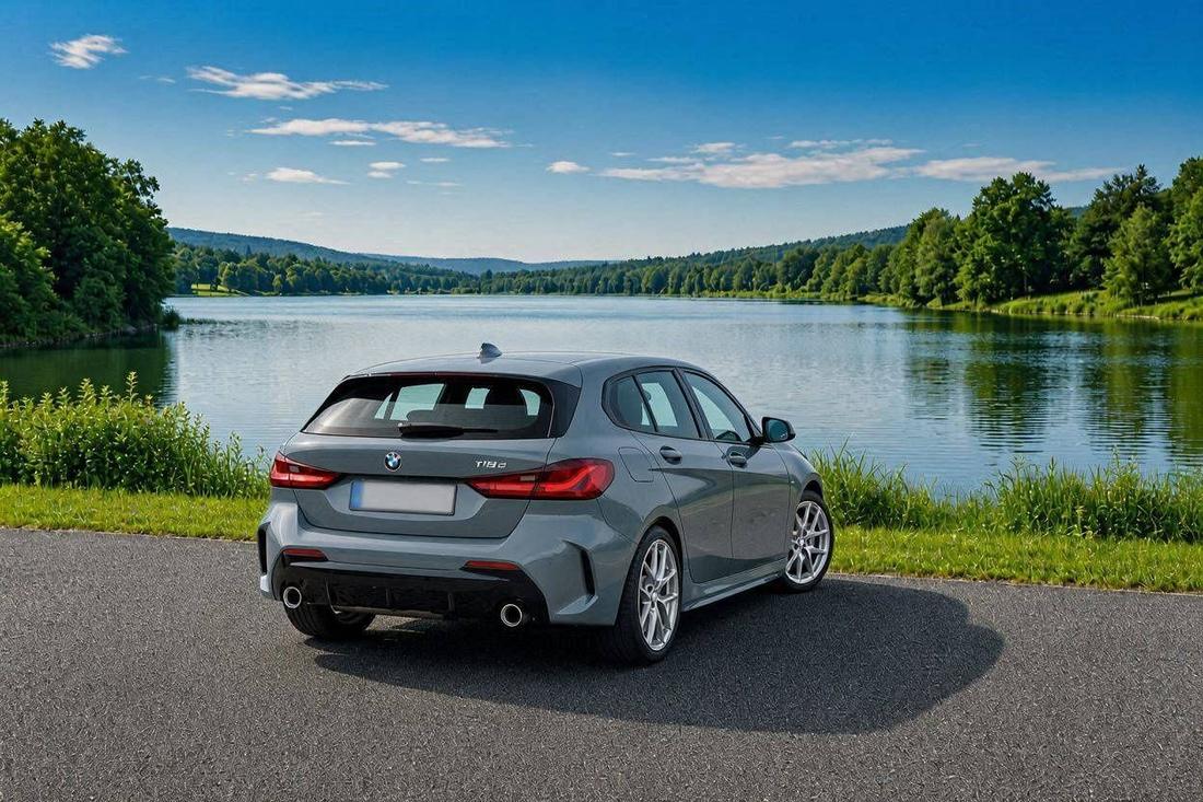 Grå BMW 118d ved en sø — nyttige links til kørekort fra Andinas Køreskole i Aarhus