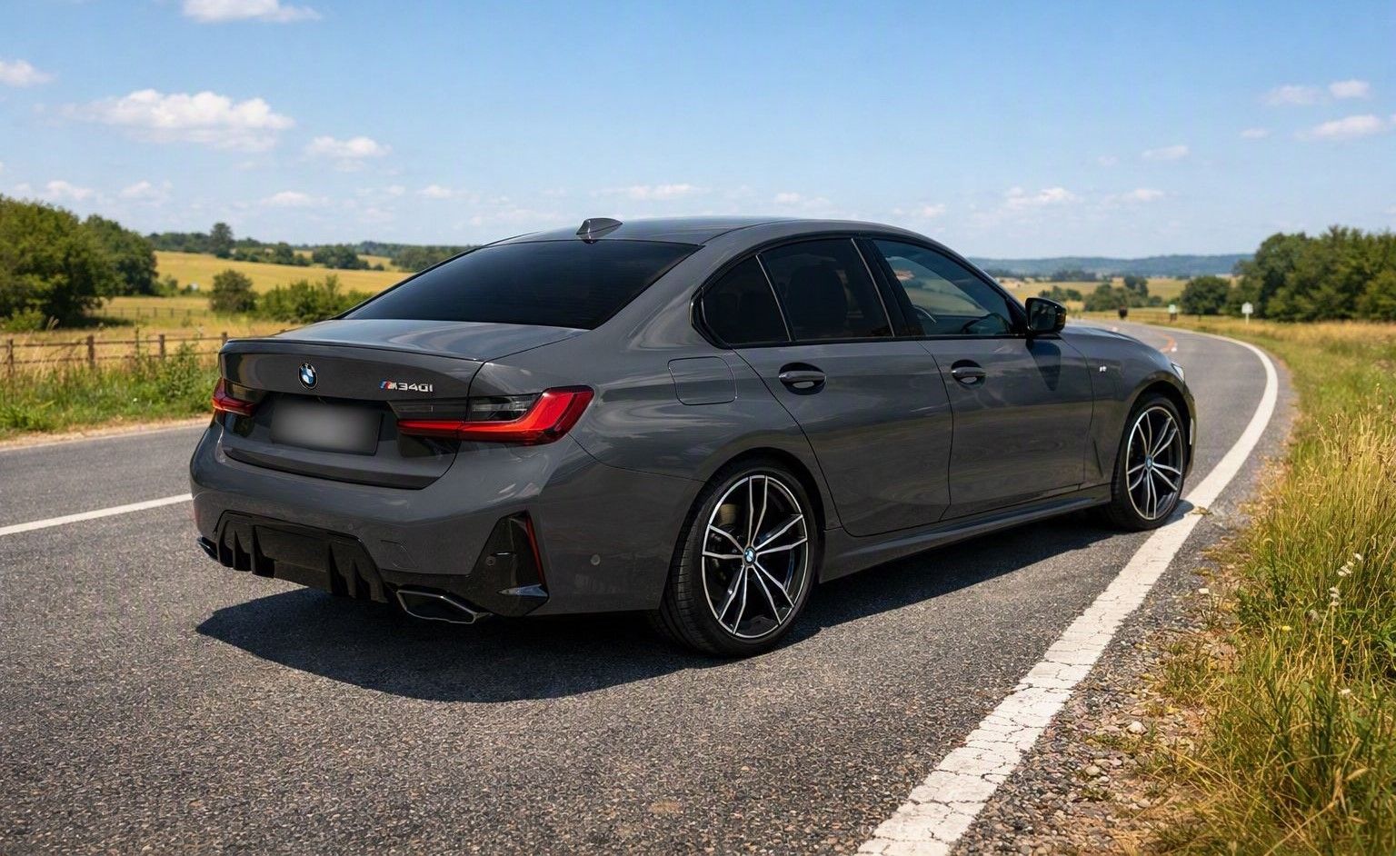 Grå BMW M340i på landevej — ofte stillede spørgsmål til Andinas Køreskole i Aarhus